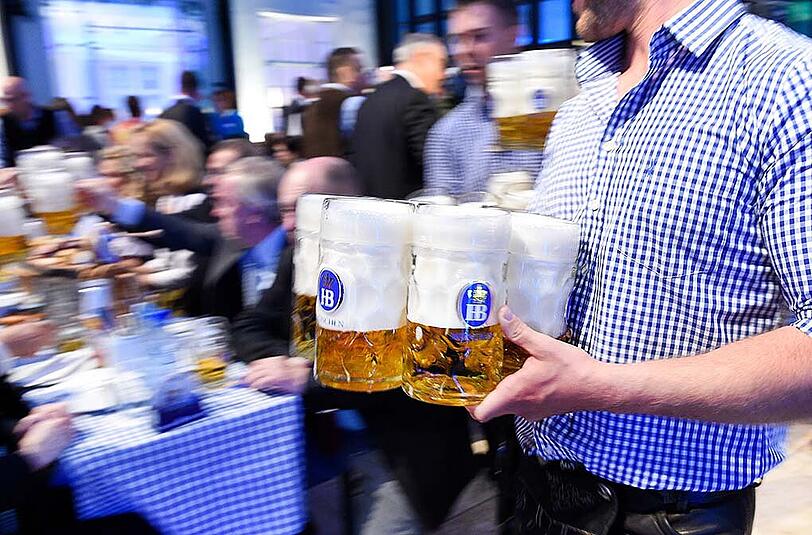 In der Bayrischen Landesvertretung in Berlin fand am Mittwoch der traditionelle Berliner Auftakt zum Münchner Oktoberfest statt. Vor Ort waren unter anderem Volker Kauder, Ilse Aigner und Alexander Dobrindt. Die Bilder.