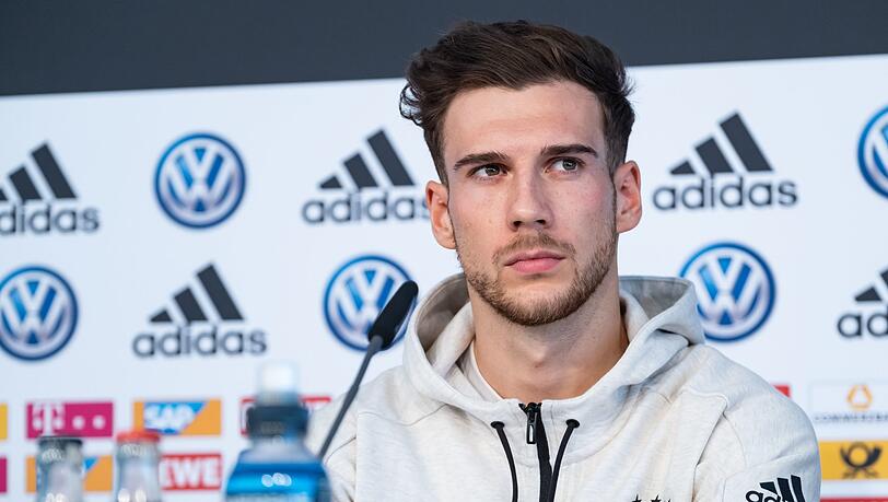 Platz 1-4: Leon Goretzka (FC Bayern) - "Ich bin ein Kind des Ruhrgebiets. Da antwortet man auf die Frage nach der Nationalität mit Schalke, Dortmund oder Bochum." (Leon Goretzka nach den rassistischen Äußerungen einiger Fans beim Spiel der deutschen Nationalmannschaft gegen Serbien in Wolfsburg). Platz 1-4: Leon Goretzka (FC Bayern) - "Ich bin ein Kind des Ruhrgebiets. Da antwortet man auf die Frage nach der Nationalität mit Schalke, Dortmund oder Bochum." (Leon Goretzka nach den rassistischen Äußerungen einiger Fans beim Spiel der deutschen Nationalmannschaft gegen Serbien in Wolfsburg).