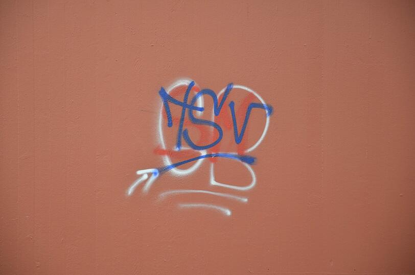 Alle fünf Meter ein neues Graffiti. Das ganze Areal um den Bahnhof herum ist voll davon.