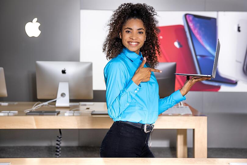 Apple-Fan Aline präsentiert MacBook und Co.