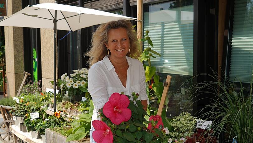 Michaela Haas liebt auf Balkonen ganz besonders den Freiland-Hibiskus mit seinen riesigen Blüten. Michaela Haas liebt auf Balkonen ganz besonders den Freiland-Hibiskus mit seinen riesigen Blüten.