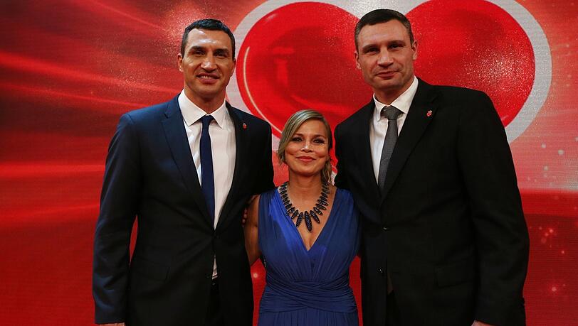 Die Klitschko-Brüder sind seit vielen Jahren mit Regina Halmich befreundet. Die Klitschko-Brüder sind seit vielen Jahren mit Regina Halmich befreundet.