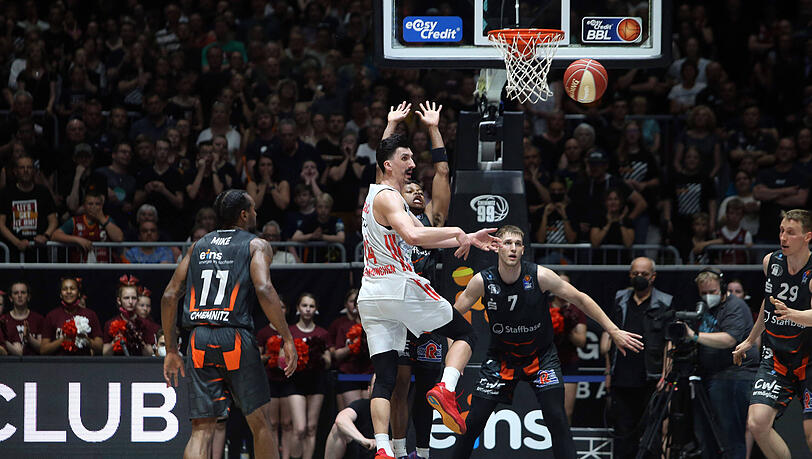 Matchwinner für die Bayern mit den entscheidenden Punkten in der Overtime: Nihad Djedovic (M.).