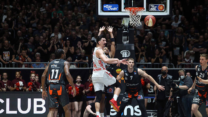 Matchwinner für die Bayern mit den entscheidenden Punkten in der Overtime: Nihad Djedovic (M.).
