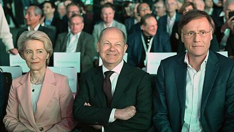 Olaf Scholz (SPD, M), Ursula von der Leyen (l) und Jochen Hanebeck sind beim Spatenstich vor Ort.