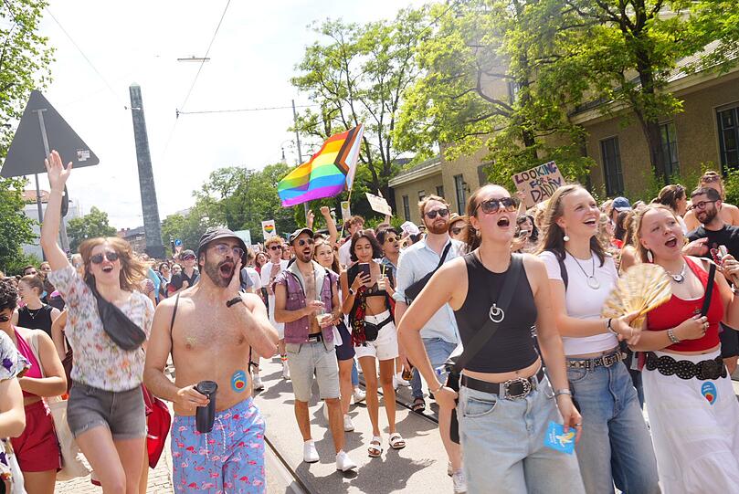 Fröhliche Teilnehmer bei der CSD-Parade in München.