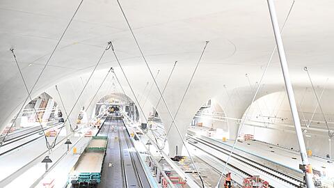 Ab Dezember 2026 sollen Züge des Fernverkehrs zum größten Teil im neuen Stuttgarter Tiefbahnhof enden. Der Regionalverkehr muss laut Bahn aber noch zum Teil bis Juli 2027 in den alten Kopfbahnhof fahren. (Archivbild)