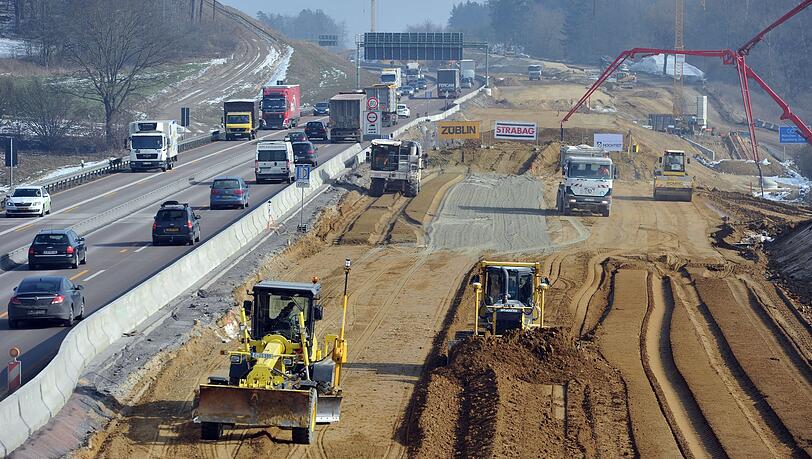 Baustellen erfordern nicht nur von Autofahrern viel Geduld, sie kosten auch viel Geld. (Archivbild)