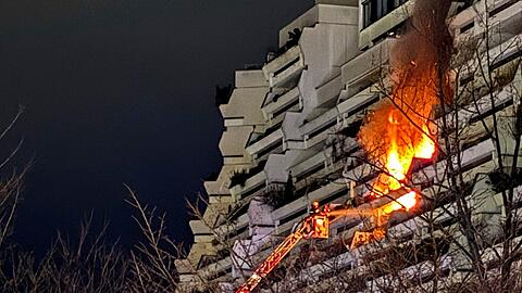 Beim Brand im Olympiadorf kommt ein Mensch ums Leben.
