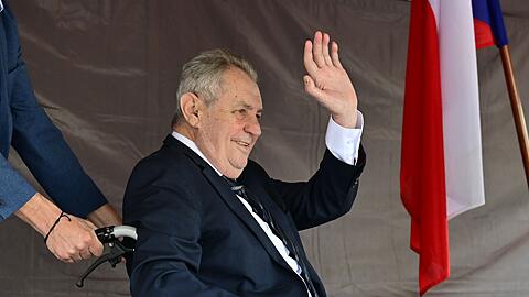 Milo&scaron; Zeman, ehemaliger Staatspr&auml;sident von Tschechien, wurde bei der Demo gegen den Sudetendeutschen Tag im Rollstuhl auf das Podium geschoben.