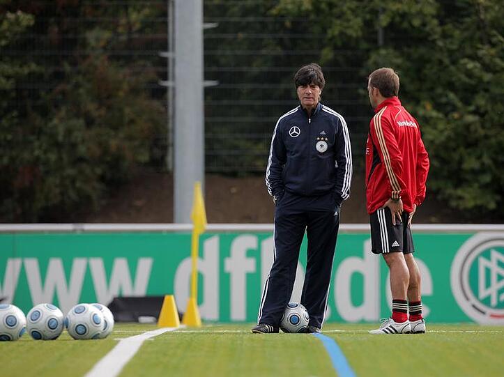 Joachim Löw, hier links mit seinem Co-Trainer Hansi Flick, trägt neuerdings einen Trainingsanzug, der an die Mode der 70er Jahre erinnert.