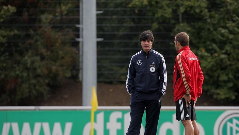 Joachim Löw, hier links mit seinem Co-Trainer Hansi Flick, trägt neuerdings einen Trainingsanzug, der an die Mode der 70er Jahre erinnert. Joachim Löw, hier links mit seinem Co-Trainer Hansi Flick, trägt neuerdings einen Trainingsanzug, der an die Mode der 70er Jahre erinnert.