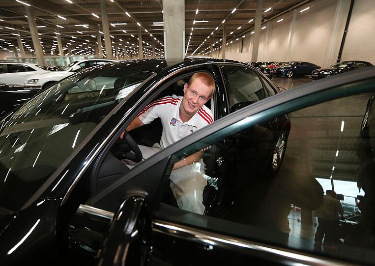 Am Montag erhielten die Spieler von Trainer Svetislav Pesic im Audi Gebrauchtwagen-Zentrum ihre neuen Dienstwagen.