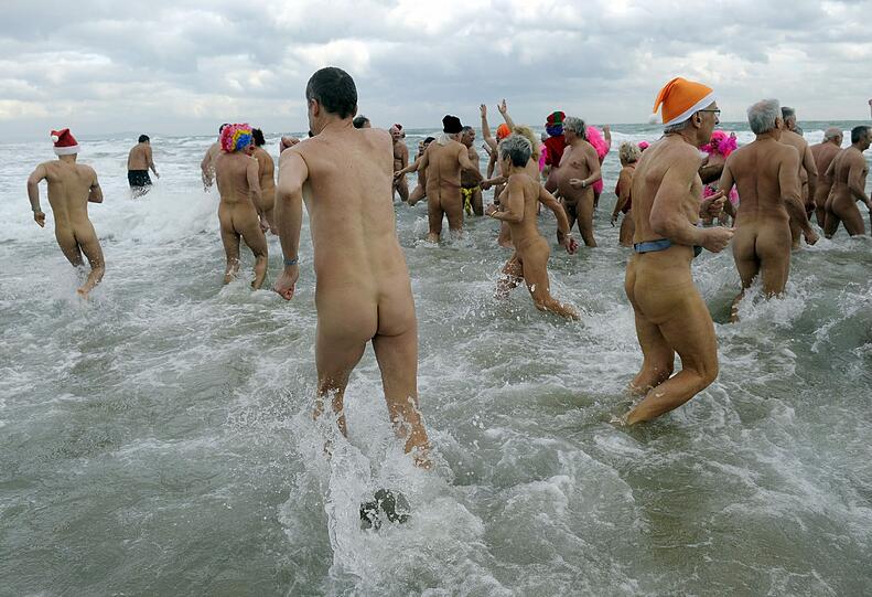 Die Bilder vom Nacktbaden am Silvestertag in Le Cap d'Agde (Südfrankreich).