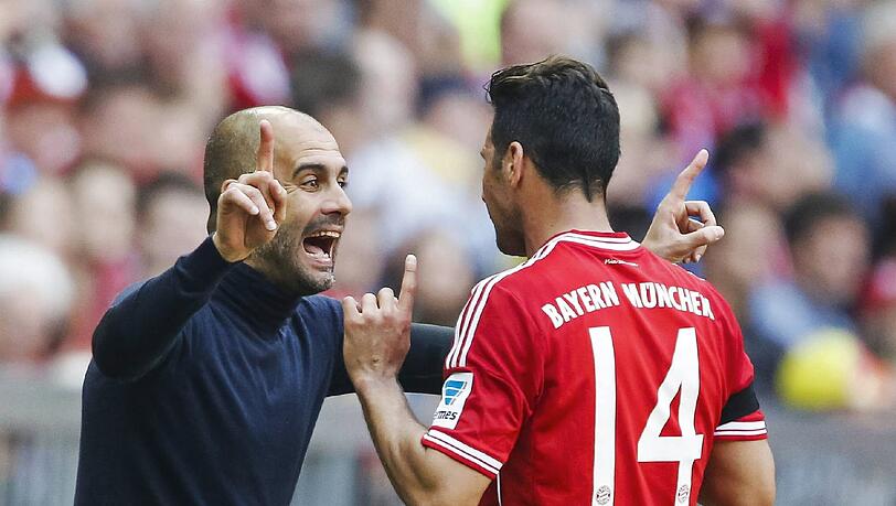 Kann auch hart durchgreifen: Pep Guardiola (l.) stellt einen Strafenkatalog für seine Spieler auf. Kann auch hart durchgreifen: Pep Guardiola (l.) stellt einen Strafenkatalog für seine Spieler auf.