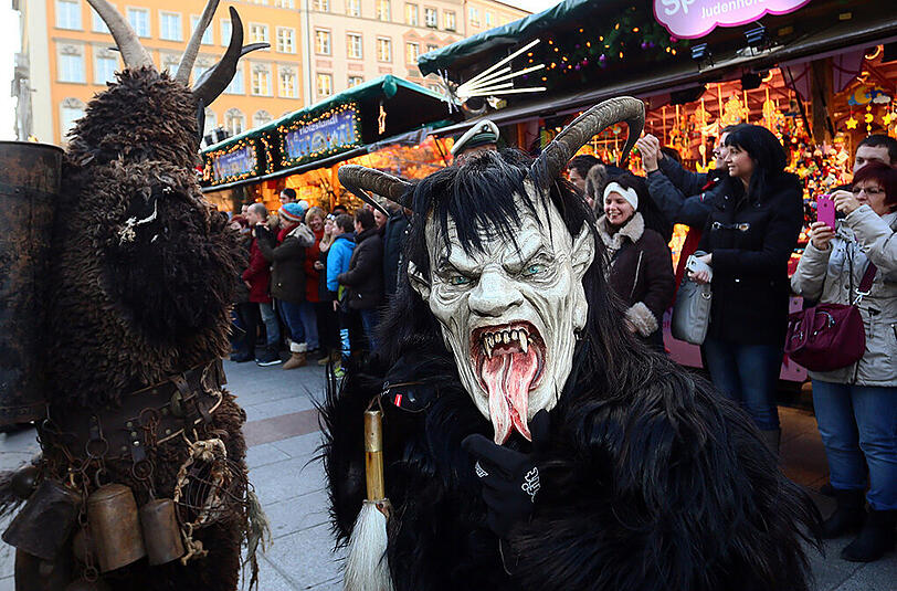 Traditioneller Münchner Krampuslauf durch die Fußgängerzone zum Marienplatz.