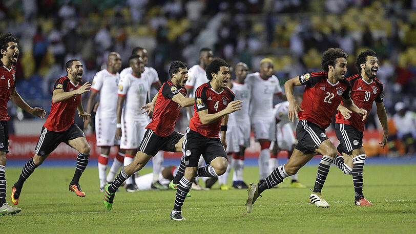 Die ägyptischen Spieler mit Mohamed Salah (rechts) jubeln nach ihrem 4:3-Sieg im Elfmeterschießen im Halbfinale des Afrika Cups gegen Burkina Faso.