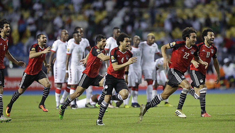 Die ägyptischen Spieler mit Mohamed Salah (rechts) jubeln nach ihrem 4:3-Sieg im Elfmeterschießen im Halbfinale des Afrika Cups gegen Burkina Faso. Die ägyptischen Spieler mit Mohamed Salah (rechts) jubeln nach ihrem 4:3-Sieg im Elfmeterschießen im Halbfinale des Afrika Cups gegen Burkina Faso.