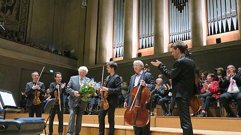 Das Quatuor Ebene und Valentin Erben mit dem Münchner Konzertveranstalter Georg Hörtnagel (Mitte).