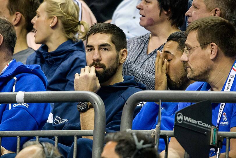 Nikola Karabatic auf der Tribüne beim Spiel Frankreich gegen Serbien. Nun könnte er wieder auf dem Feld stehen und zu einer echten Bedrohung werden.