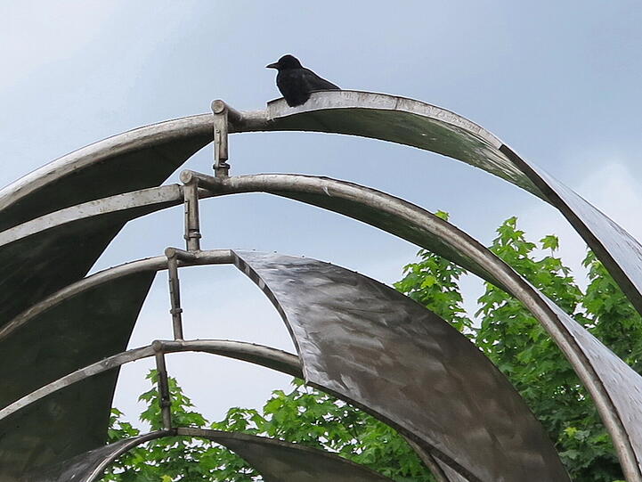 Diese Skulptur ist das Wahrzeichen Neuperlachs, den Krähen gefällt's auch.
