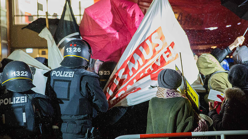 Die Polizei musste beide Gruppen trennen, nachdem die Gegendemonstranten auf die Pegida-Anhänger zuliefen.