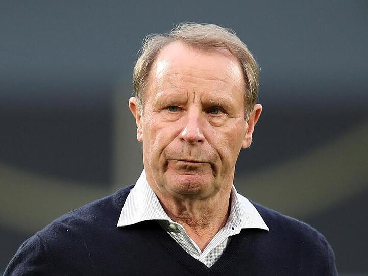 Der Deutsche Berti Vogts geht beim Aufwärmtraining über den Platz. Foto: Daniel Karmann/dpa