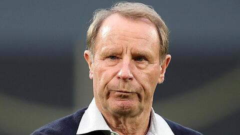 Der Deutsche Berti Vogts geht beim Aufwärmtraining über den Platz. Foto: Daniel Karmann/dpa
