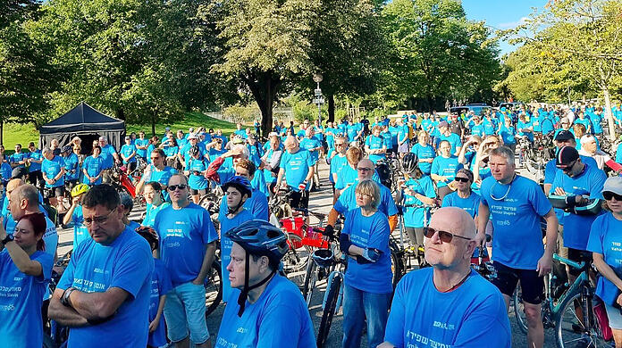 Hunderte fahren bei der Gedenkfahrt am Sonntag von München nach Fürstenfeldbruck.
