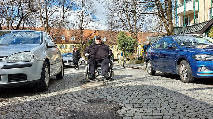 Aufgrund falsch geparkter Autos muss Michael Hausmanninger oft die Straße nehmen, um an sein Ziel zu gelangen.