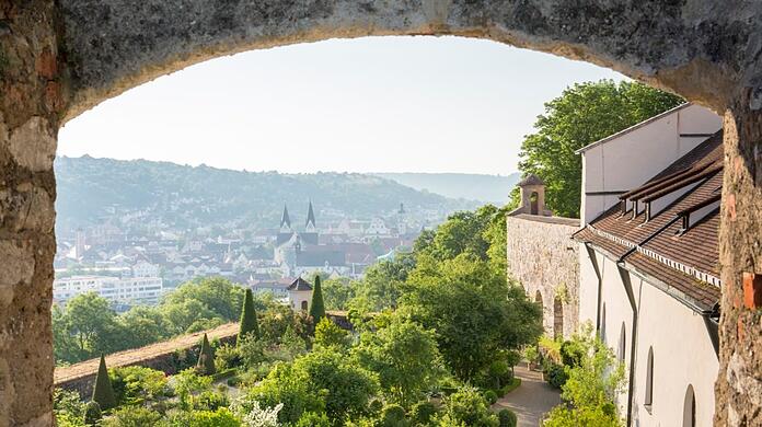 Aussicht durch das Mauerwerk der Willibaldsburg auf den Garten.