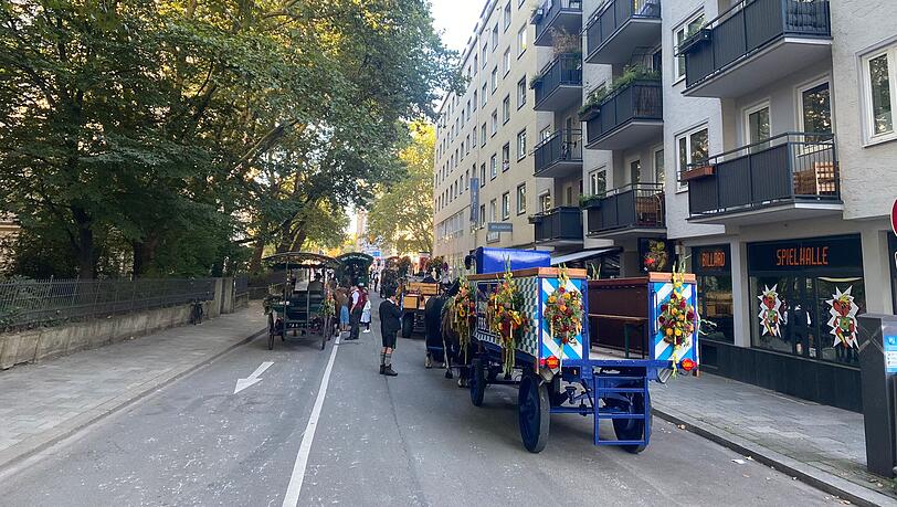 Kutschen bringen sich an der Hauptfeuerwache in Stellung.