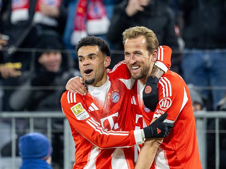 Die Baller-M&auml;nner des FC Bayern - und der Bundesliga. Harry Kane (r.) f&uuml;hrt die Rangliste mit 20 Tore nach 16 Spielen an, Luis D&iacute;az (l.) und Michael Olise liegen mit weniger als halb so vielen Buden (neun) auf dem geteilten zweiten Rang.
