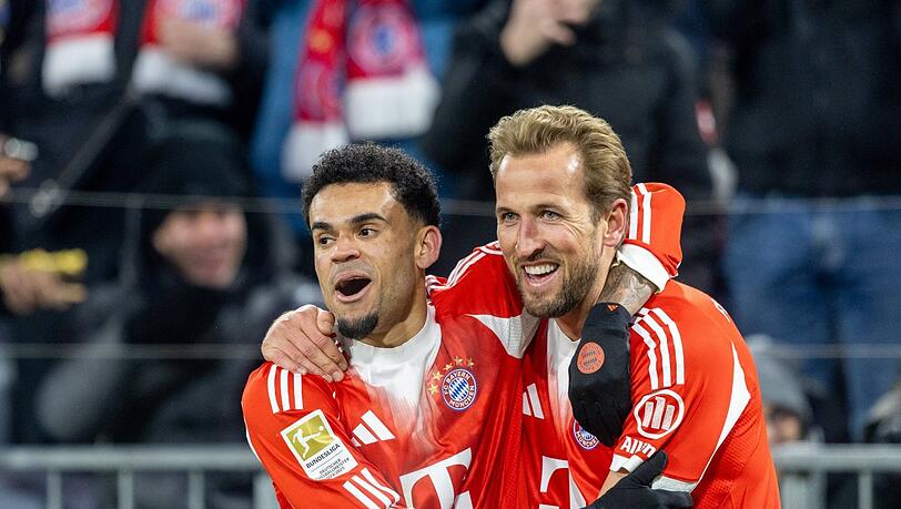 Die Baller-M&auml;nner des FC Bayern - und der Bundesliga. Harry Kane (r.) f&uuml;hrt die Rangliste mit 20 Tore nach 16 Spielen an, Luis D&iacute;az (l.) und Michael Olise liegen mit weniger als halb so vielen Buden (neun) auf dem geteilten zweiten Rang.