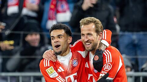 Die Baller-M&auml;nner des FC Bayern - und der Bundesliga. Harry Kane (r.) f&uuml;hrt die Rangliste mit 20 Tore nach 16 Spielen an, Luis D&iacute;az (l.) und Michael Olise liegen mit weniger als halb so vielen Buden (neun) auf dem geteilten zweiten Rang.