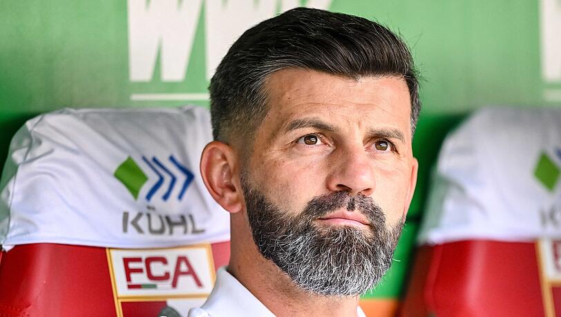 Schalkes Trainer Miron Muslic vor dem Spiel beim FC Augsburg auf der Bank. Schalkes Trainer Miron Muslic vor dem Spiel beim FC Augsburg auf der Bank.