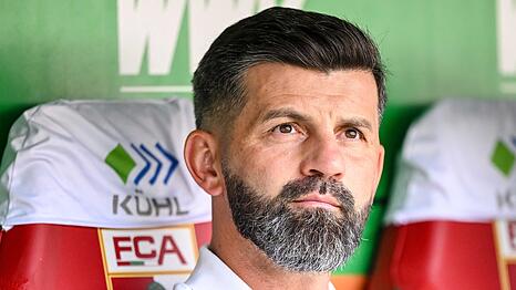 Schalkes Trainer Miron Muslic vor dem Spiel beim FC Augsburg auf der Bank.