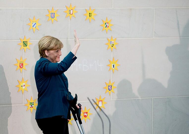 Kanzlerin Angela Merkel empfängt die Sternsinger im Kanzleramt. Sie ist nach ihrem Skiunfall auf Krücken unterwegs.
