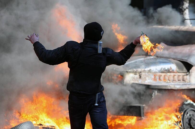 Ein Demonstrant mit Molotov-Cocktail in der Innenstadt von Kiew