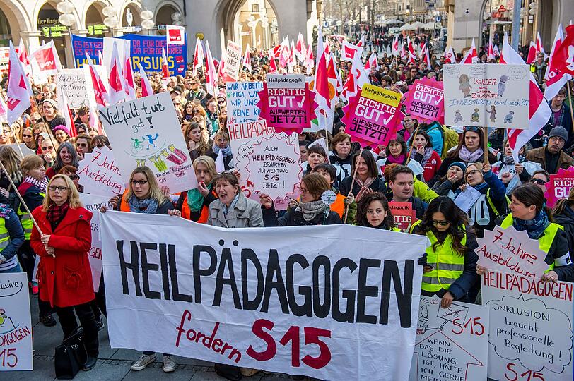 Demo für mehr Geld und Anerkennung.