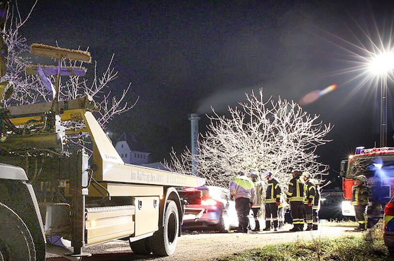 Vom eigenen Auto überrollt - die Bilder vom Unfallort in Trostberg.