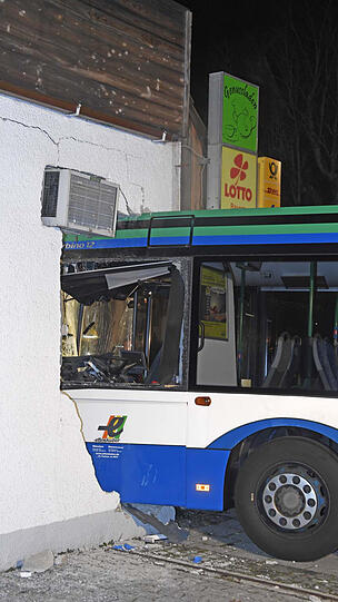 Der Fahrer des MVV-Busses wurde verletzt, er konnte von der Feuerwehr befreit werden.