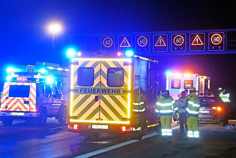 Auf der A8 bei Brunnthal kam es in der Nacht auf Samstag zu einem heftigen Unfall.