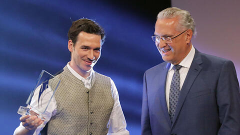 Felix Neureuther (l.) bei der Verleihung des Bayerischen Sportpreises in der BMW-Welt durch Innenminister Joachim Herrmann (CSU).