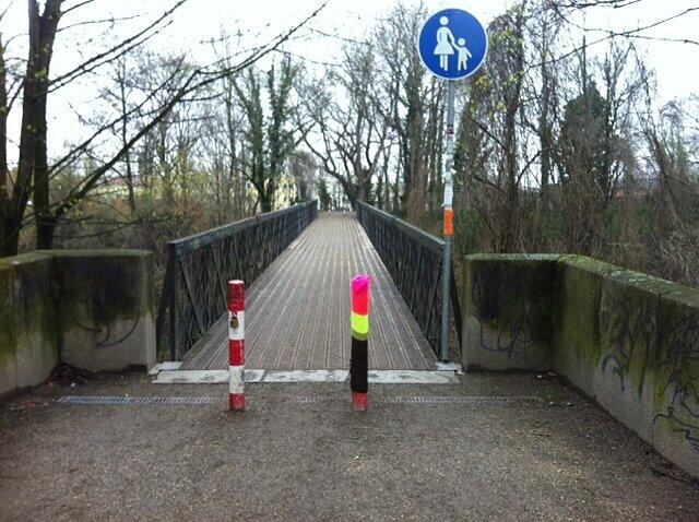 Hier oben im Grünen ist es auch mal ruhiger. Unten aber rauschen die Züge durch.
