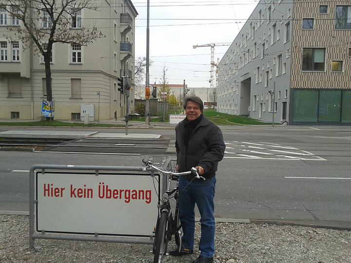An der Kreuzung Dachauer Straße/Lazarettstraße steht zwar eine Ampel, doch leider ist diese verhüllt.