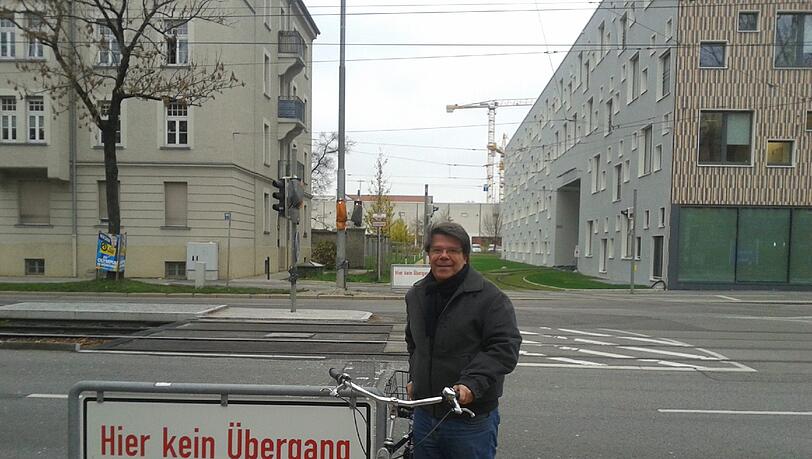 An der Kreuzung Dachauer Straße/Lazarettstraße steht zwar eine Ampel, doch leider ist diese verhüllt. An der Kreuzung Dachauer Straße/Lazarettstraße steht zwar eine Ampel, doch leider ist diese verhüllt.