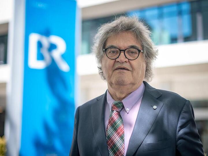 Helmut Markwort (FDP), Landtagsabgeordneter, steht vor dem Gebäude des Bayerischen Rundfunks (BR). Foto: Sina Schuldt