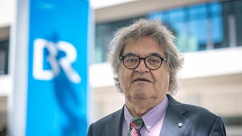 Helmut Markwort (FDP), Landtagsabgeordneter, steht vor dem Gebäude des Bayerischen Rundfunks (BR). Foto: Sina Schuldt