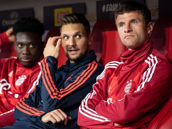 Thomas Müller von München sitzt vor dem Spiel auf der Bank. Foto: Sven Hoppe/Archiv